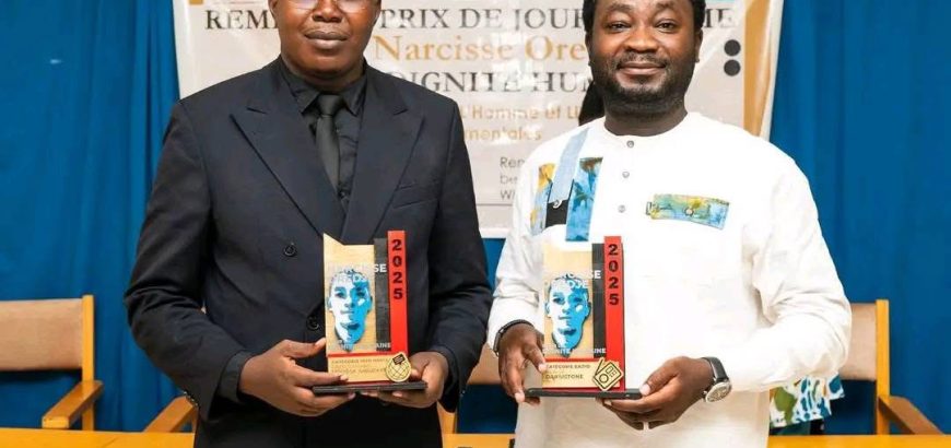 Image des lauréats tenant leurs prix.